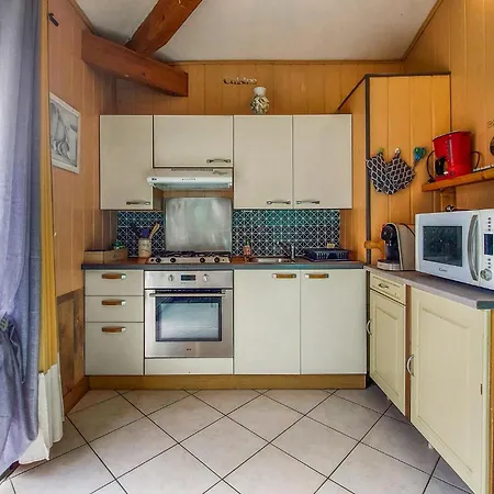 Feriehus 2 Bedroom Gorgeous In Eyraud-crempse-maurens La Ressegue