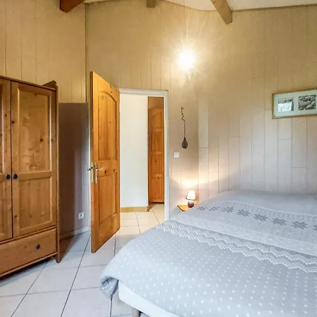 2 Bedroom Gorgeous In Eyraud-crempse-maurens Feriehus *
