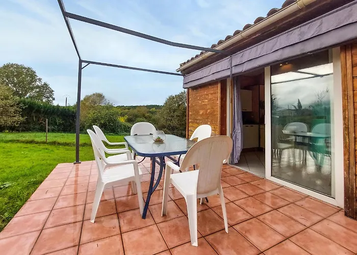 2 Bedroom Cozy In Eyraud-crempse-maurens Casa de Férias La Ressegue