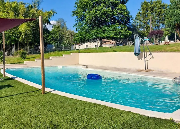 2 Bedroom Cozy In Eyraud-crempse-maurens Casa de Férias La Ressegue